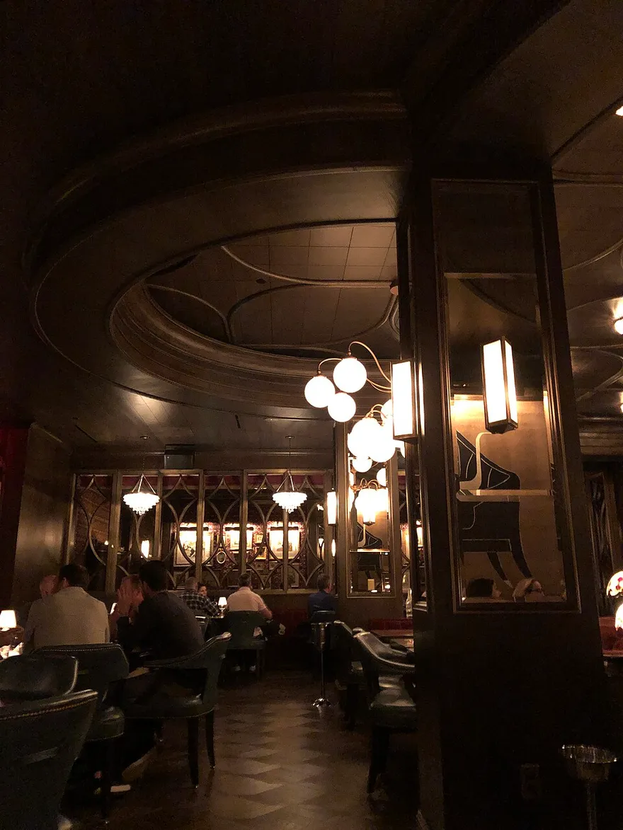 Bavette's Steakhouse & Bar の店内。アールデコ調の丸天井とシャンデリア照明
