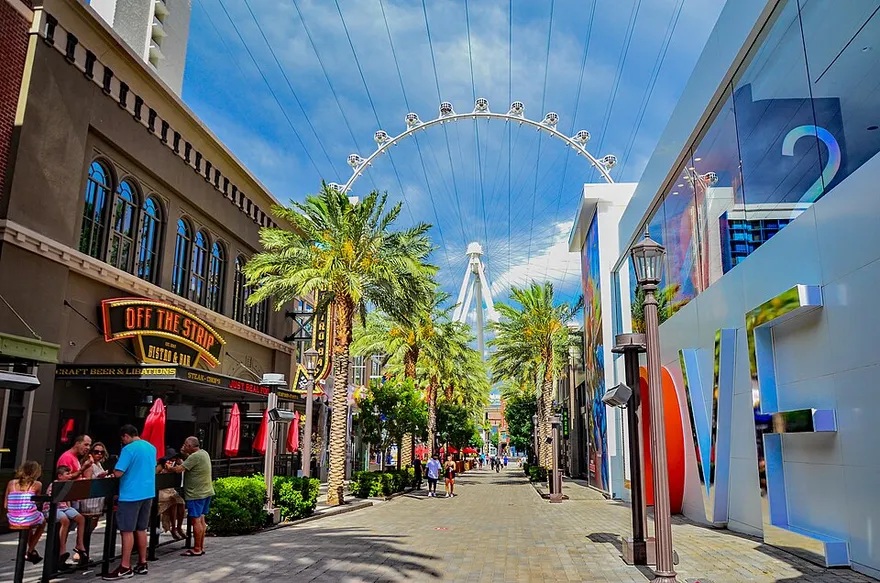 Linq Promenade の並木道。奥に High Roller 観覧車が見える(In-N-Out 店舗はこの通り沿いの建物内)