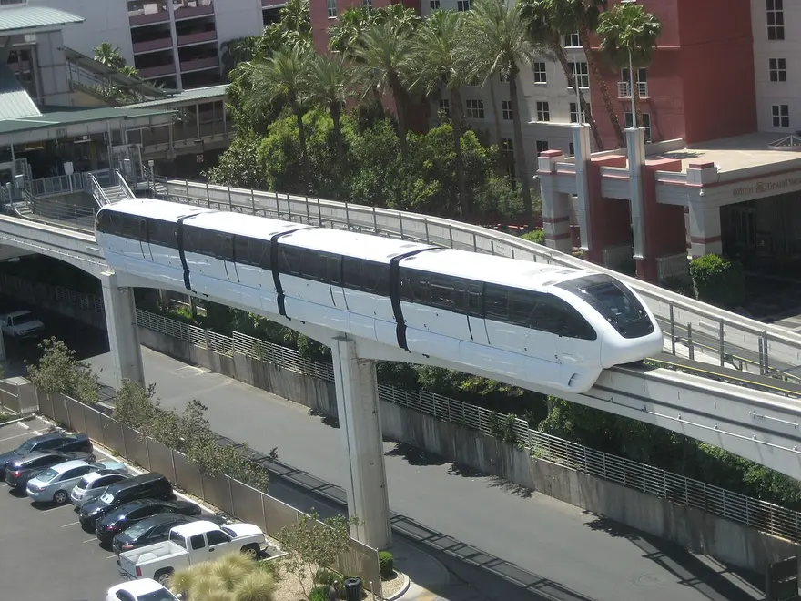 高架軌道を走るラスベガス・モノレールの白い車両