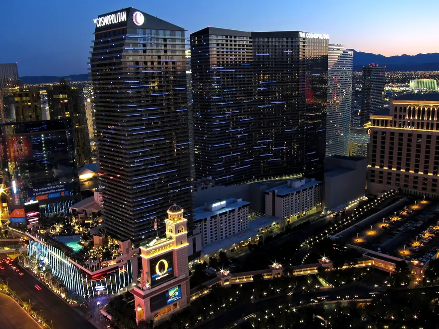 夜の The Cosmopolitan of Las Vegas 外観。積み重なった客室棟とネオンロゴ(Secret Pizza は館内3階の看板のない一角)