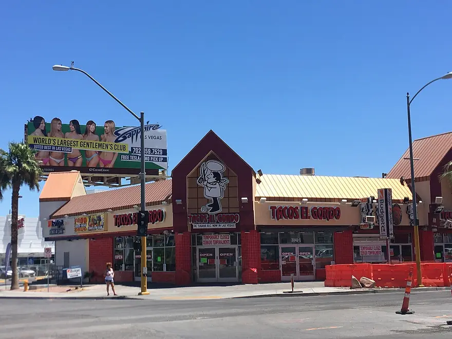 タコス・エル・ゴルドの赤い店舗外観